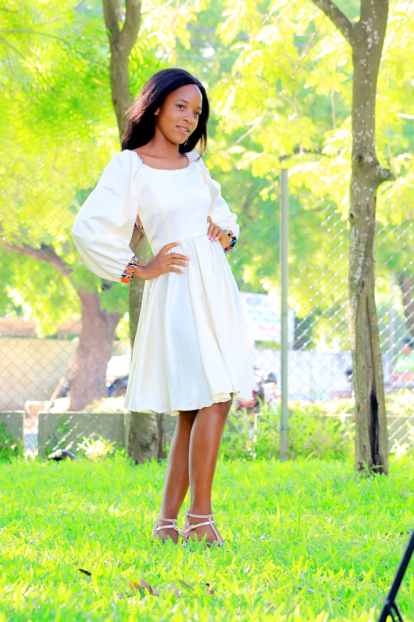 ROBE EN TISSU CREPE AVEC UN NOEUX EN PAGNE AU DOS - ADJOVIMARK