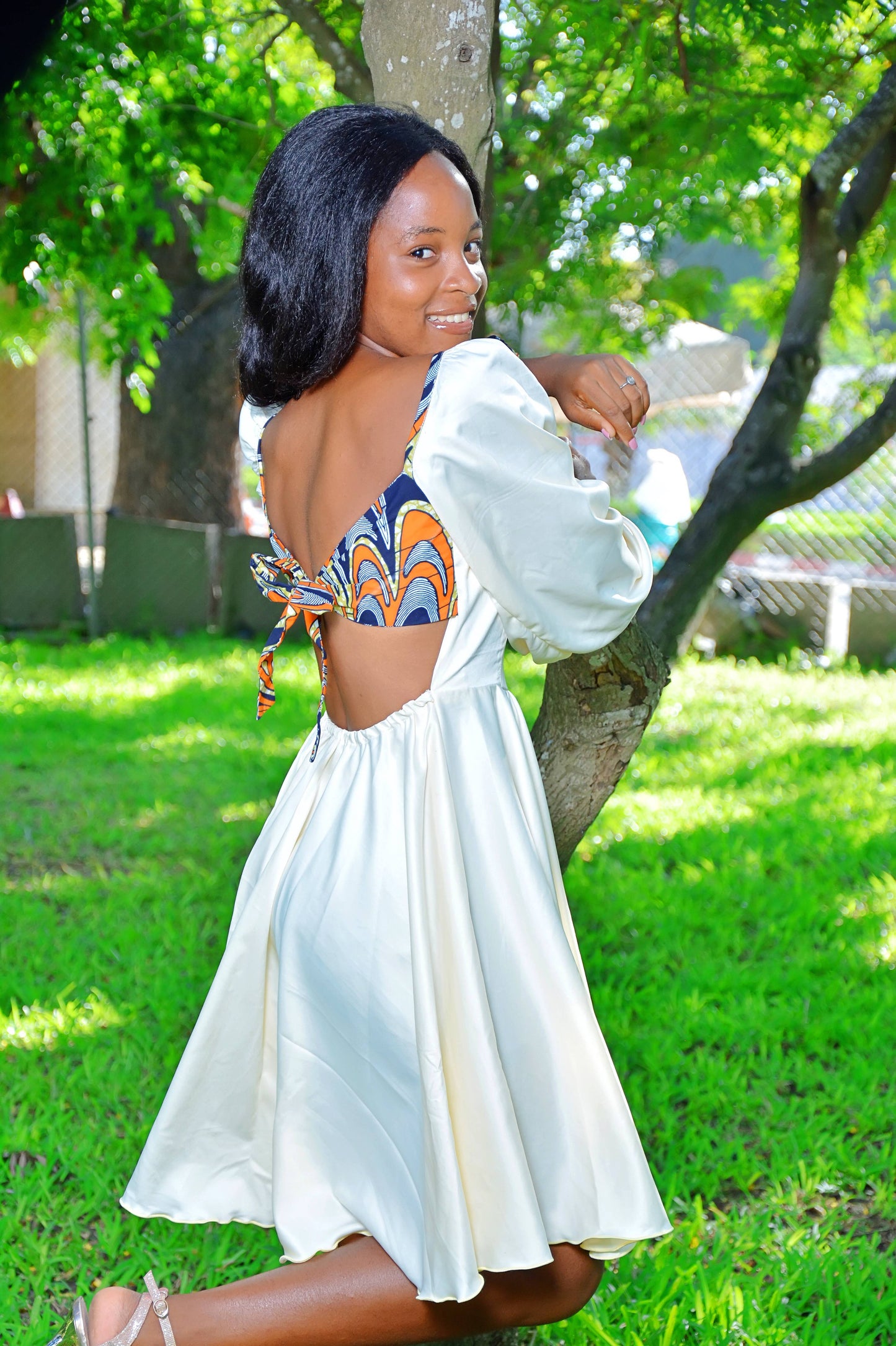 ROBE EN TISSU CREPE AVEC UN NOEUX EN PAGNE AU DOS - ADJOVIMARK