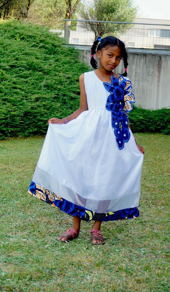 ROBE POUR FILLE MOTIF FLORAUX BLEUS - ADJOVIMARK