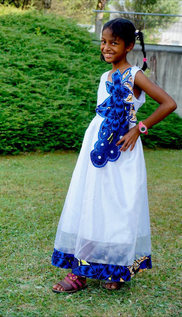 ROBE POUR FILLE MOTIF FLORAUX BLEUS - ADJOVIMARK