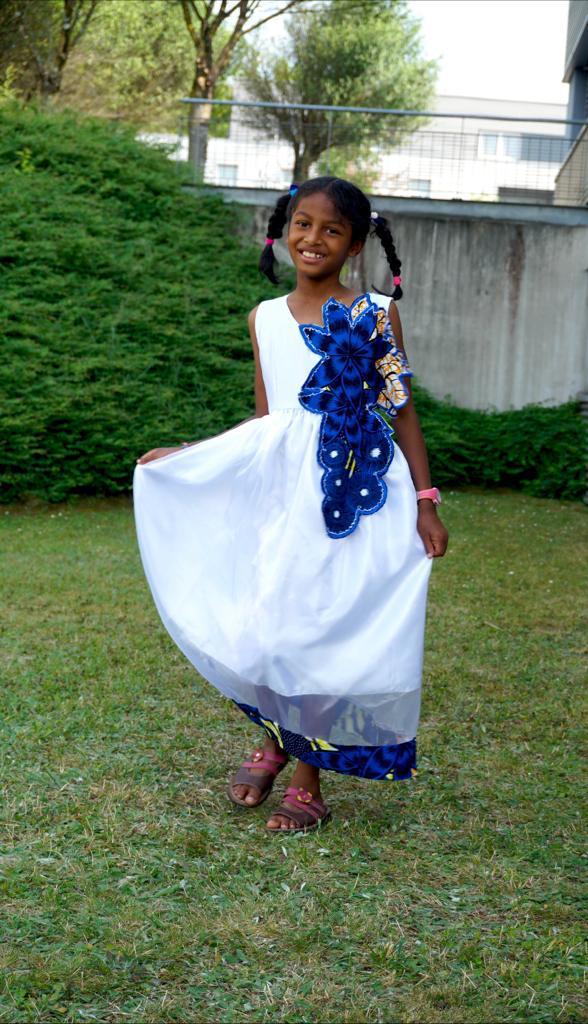 ROBE POUR FILLE MOTIF FLORAUX BLEUS - ADJOVIMARK